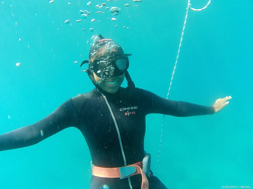 Beginner trying freediving in South Fuerteventura during a relaxed try freediving experience with Apnea Fuerteventura