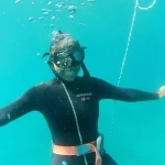 Beginner trying freediving in South Fuerteventura during a relaxed try freediving experience with Apnea Fuerteventura