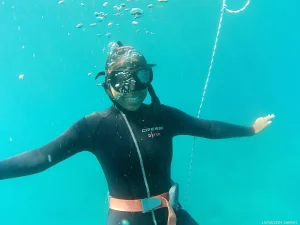 Beginner trying freediving in South Fuerteventura during a relaxed try freediving experience with Apnea Fuerteventura